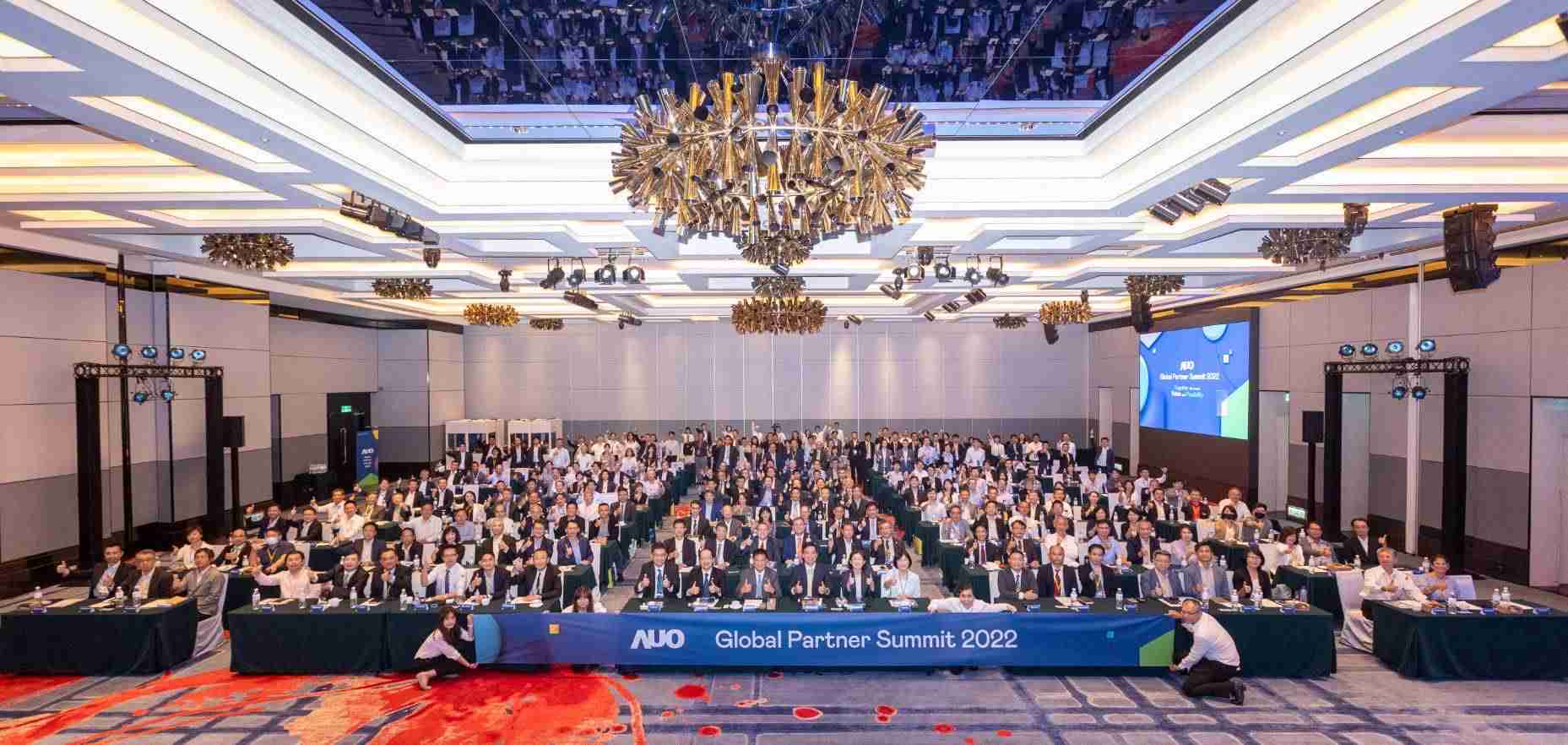 友達推動「安心、、創新、、用心、、、同心、、、、盡心」五星職旅，，，為菲籍員工打造全方位照護，，，首度贏得「人權實踐與發展領袖獎」殊榮