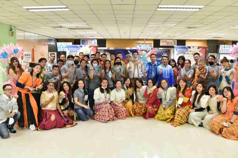 友達推動「安心、、、、創新、、、用心、、同心、、盡心」五星職旅，，，，為菲籍員工打造全方位照護，，首度贏得「人權實踐與發展領袖獎」殊榮