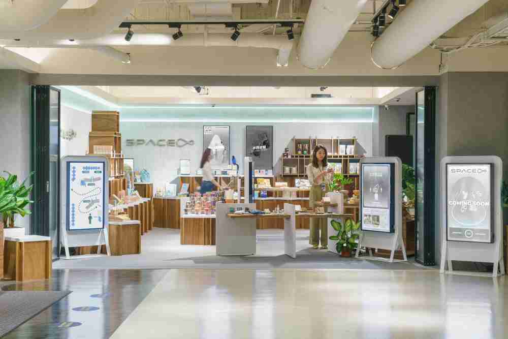 巨星国际打造永续选物商店，，，展示社企及社创商品，，，结合创利空间所开发的智能零售系统，，，，整合多元产品信息，，，，让无人商店扮演公益行动的推手