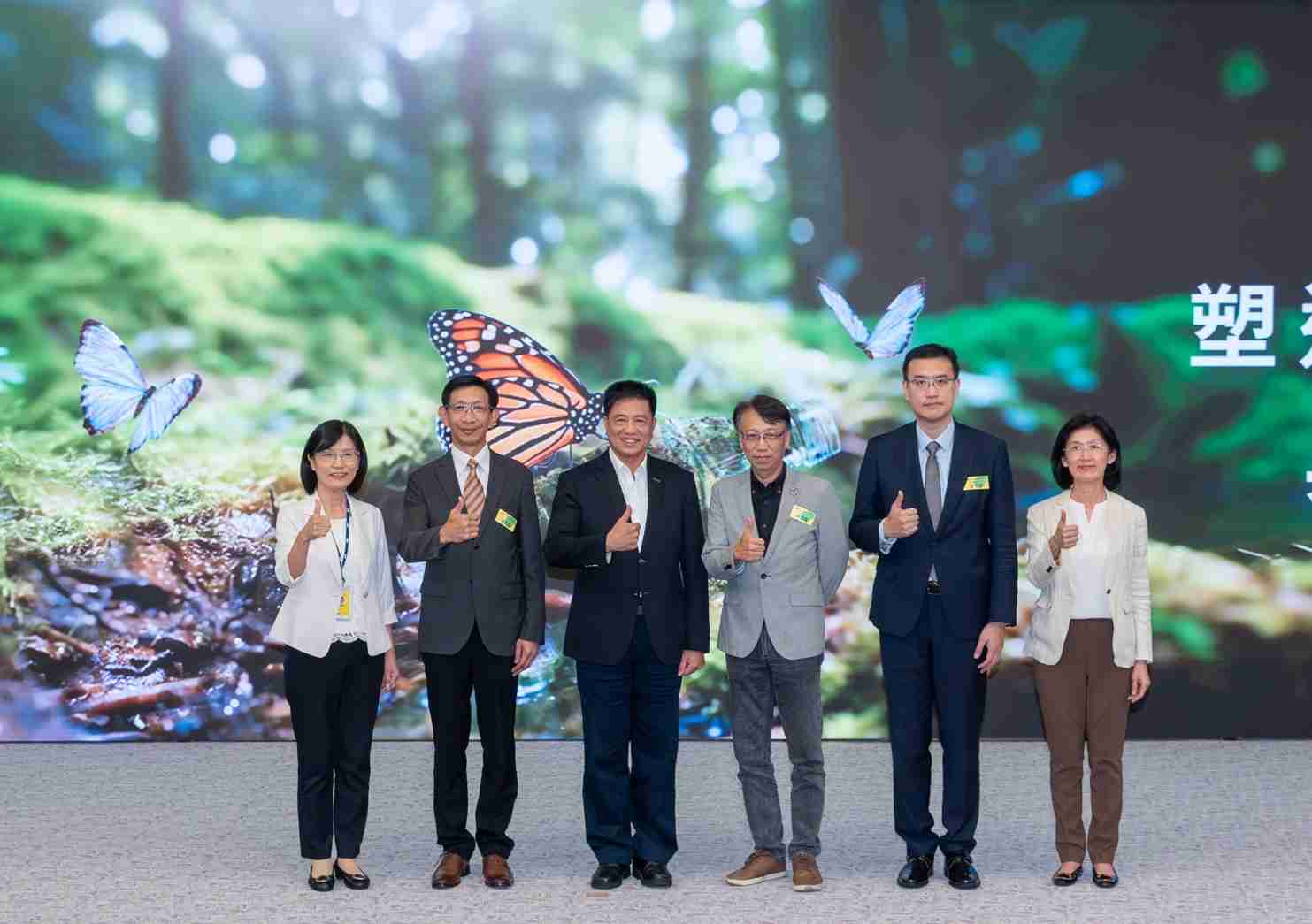 友達2023 CSR共榮大會，，，，邀請領域專家分享交流生物多樣性管理趨勢、、無塑產品、、、海廢永續塑料等議題  （圖左到右：友達光電永續長古秀華、、3M台灣技術長陳君杰、、友達光電董事長暨集團策略長彭双浪、、、、光寶科技企業永續發展處處長陳慶暉、、、安永聯合會計師事務所執業會計師曾于哲、、友達光電供應鏈總部副總經理吳宜芳）