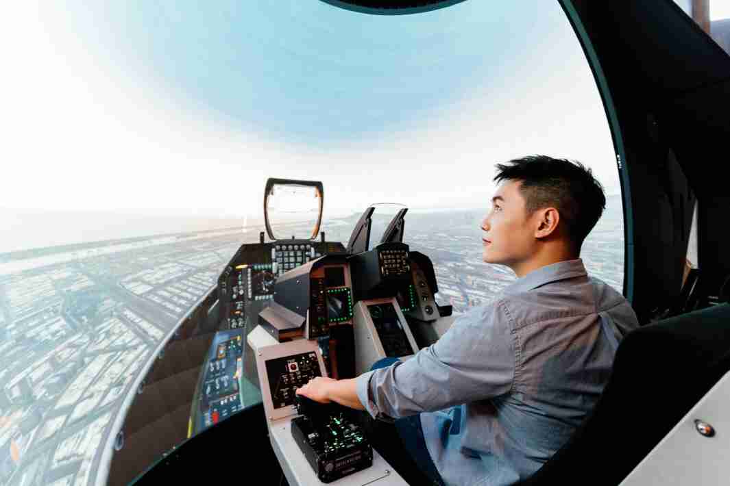 巨星国际以P1.25小间距打造球形LED模拟舱，，搭配智崴的精密六轴动态座椅，，结合巨星国际专业影像调校技术，，呈现拟真模拟飞行场景