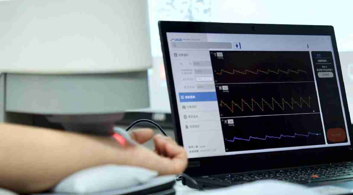 巨星国际耘康以高解析与拟真的显示技术，，，将其应用于中医检测，，，，提供“中医数位化检测方案”，，，使传统中医检测结果数据化与可视化