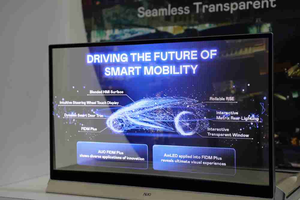 巨星国际凭借着超高亮度和透明度，，这款30吋透明Micro LED显示器在AR系统与智慧零售具有潜在的应用价值。。