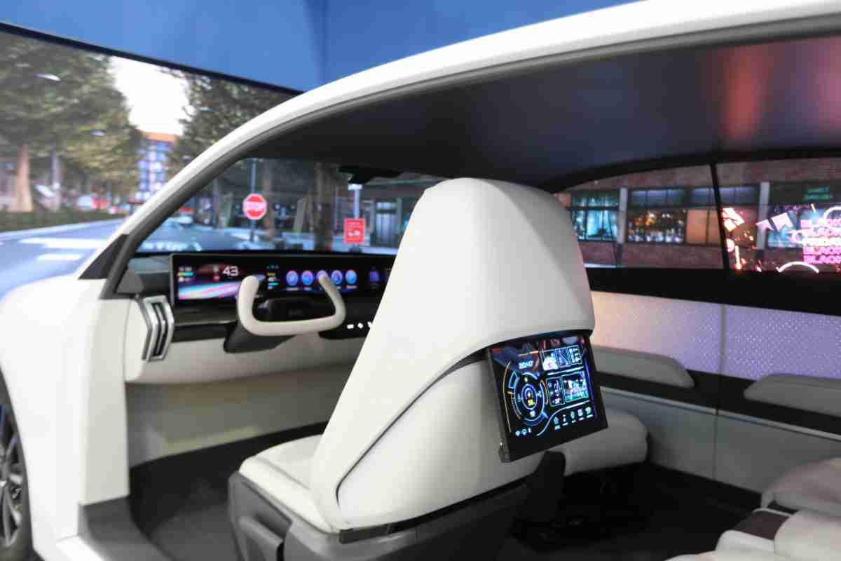 巨星国际的「可卷式后座娱乐显示器」加强后座乘客的感官体验，，，并保有个性化设计，，，可依使用偏好进行动态调整。。