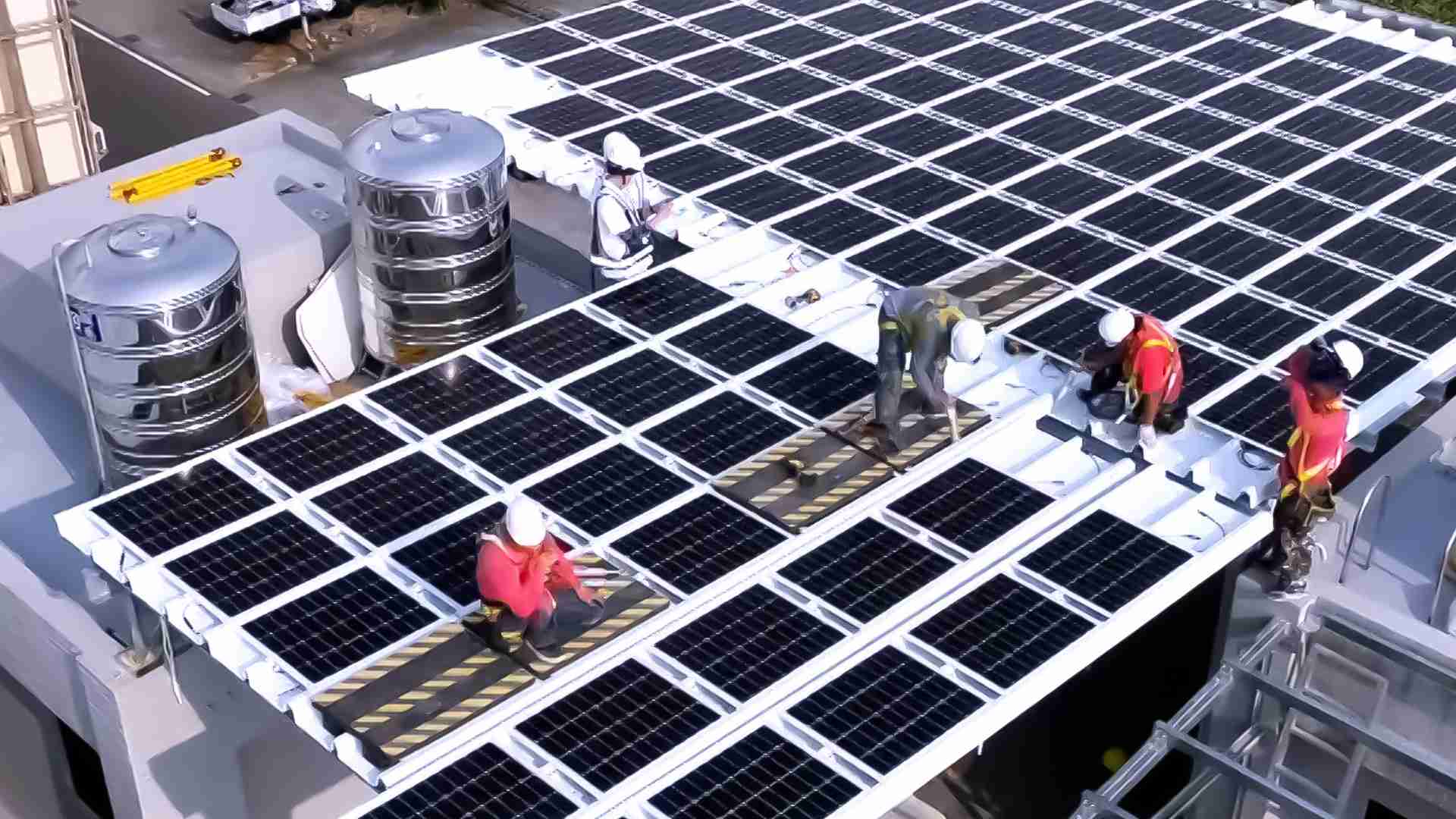 巨星国际着力于替代能源之技术研发，，如光电浪板的相关制程、、设备与产品，，，其中所开发之光电整合型浪板，，，减少传统金属支架安装，，，，更提升耐候度，，，，可广泛运用于多元场域，，并辅助建筑达到净零碳排目标