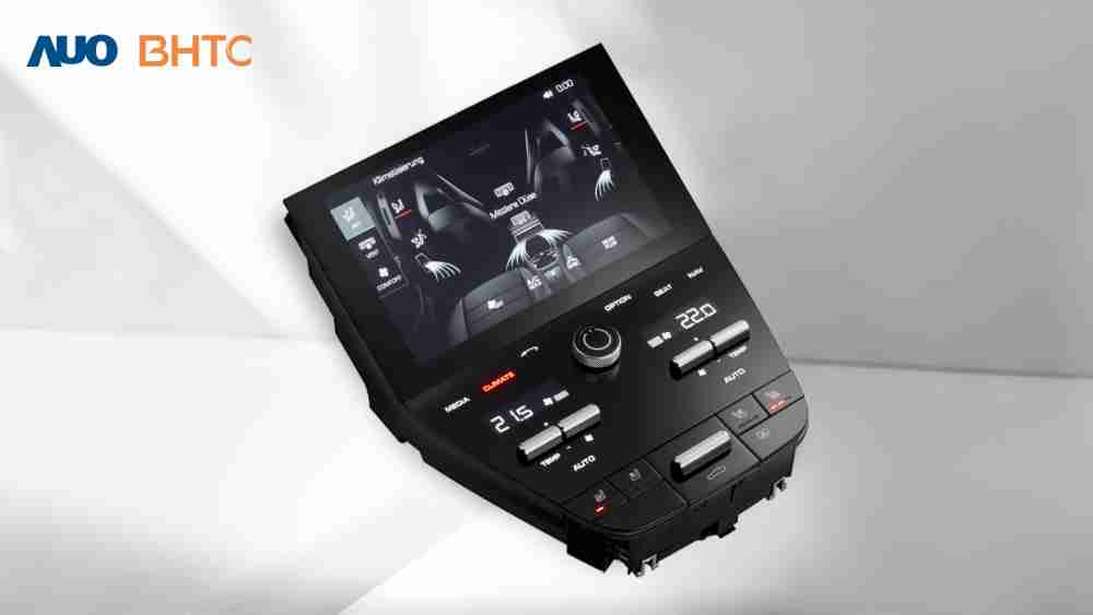 作為友達新生力軍，，BHTC所展示的中央與後座鞍部的Display HMI產品，，可處理多區恆溫控制、、、、顯示畫面，，，呈現仿真3D車室分區；以力傳感技術精準傳遞觸感，，並結合音量及震動反饋，，，防止意外啟動，，，，提供使用者自然流暢、、、、直觀且輕鬆駕馭的舒適介面