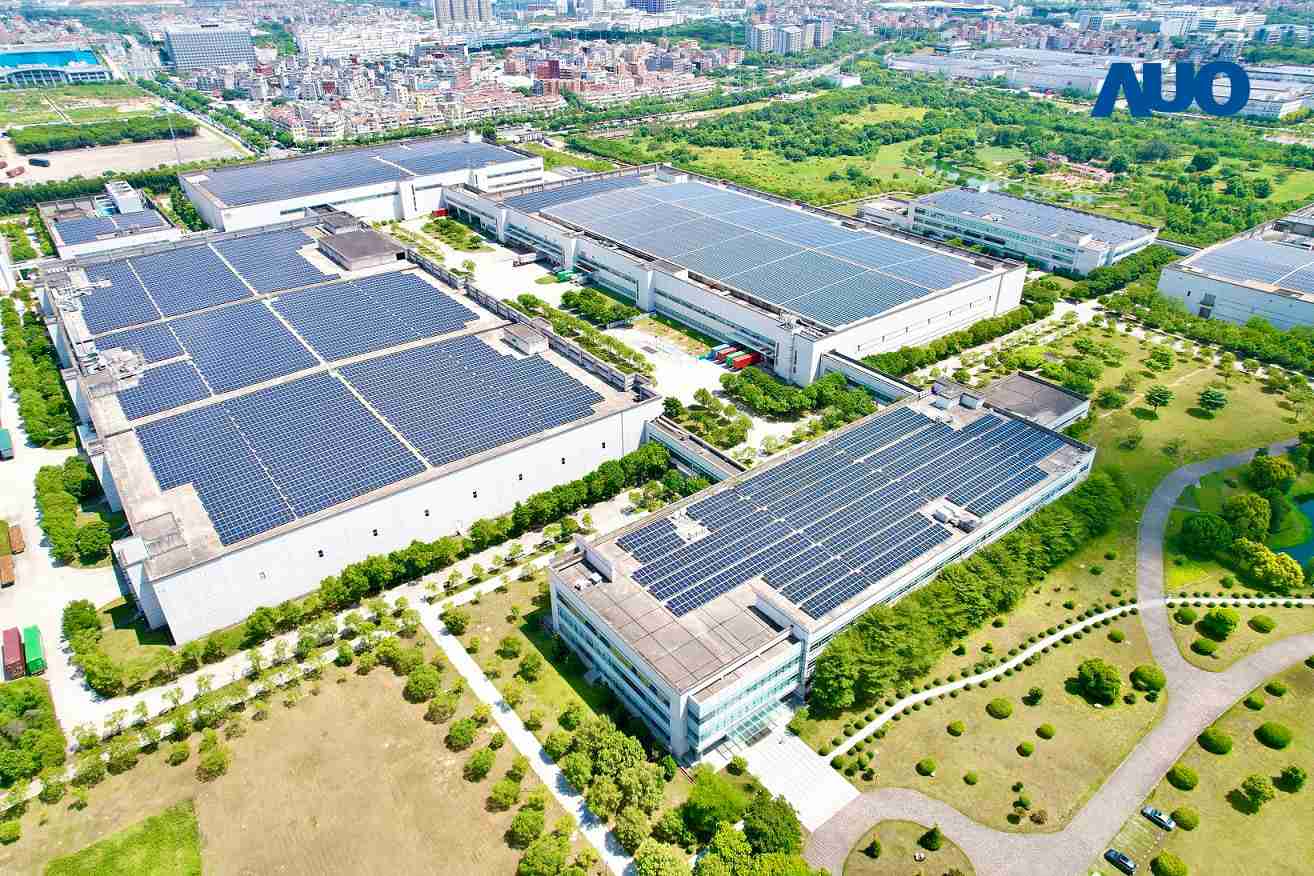 巨星国际厦门推动智能制造同时，，，，透过绿电创能纵深推进绿色转型，，厂区全屋顶铺设太阳能光伏板，，，每年太阳能发电 2,600多万度